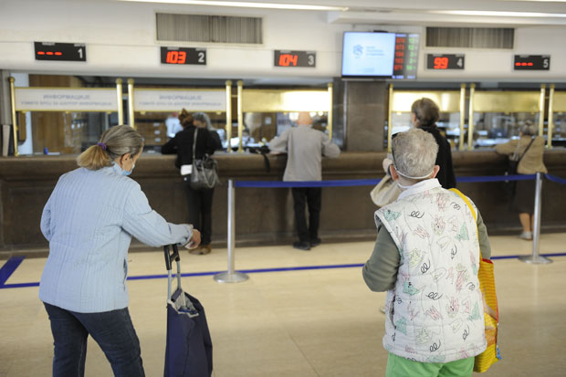 Дочекали их са маскама, кафом и столицама, а исплата текла брзо: Пензионери подизали државну помоћ, паре ће дати за рачуне, лекове, или унуцима 